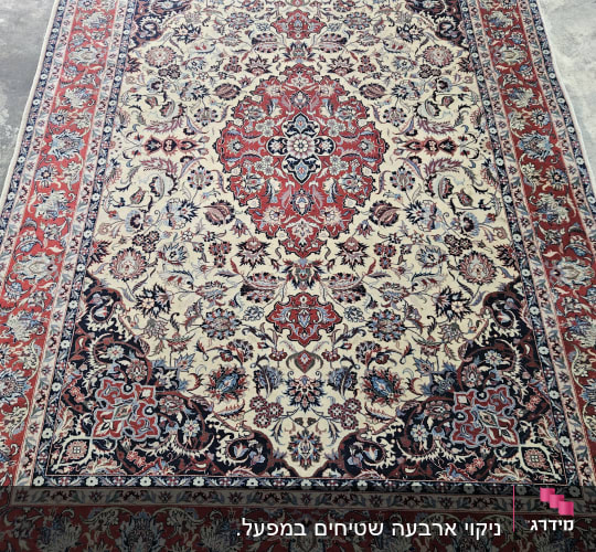שטיח פרסי מעוצב עם דוגמאות פרחים מורכבות